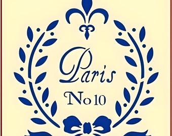 Op de afbeelding: Blauwe en witte stencil met een krans van bloemen, een fleur-de-lis en de tekst "Paris No 10".