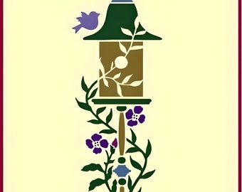 Könnte beinhalten: Quadratische dekorative Fliese mit einem stilisierten Vogelhaus-Design. Das Vogelhaus ist braun mit einem grünen Dach, begleitet von einem lila Vogel und floralen Akzenten. Das Design befindet sich auf einem cremefarbenen Hintergrund mit einem burgunderroten Rand.