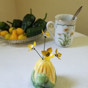 Niedliche Corn on the Cob Shaker Vase mit schönen gelben, immer blühenden Blumen