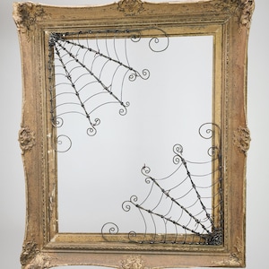 Twin Twistedly Wicked Corner 30 cm Spinnennetze aus Stacheldraht