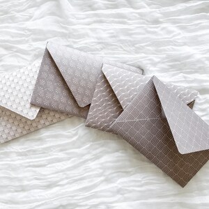 Set di 4 buste fatte a mano – Elegant Glamour x Vintage Beach – Formato A6+ – Toni beige, marrone e crema – Carta spessa