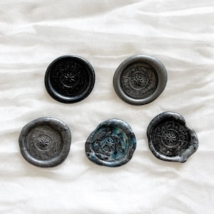 Set di 5 sigilli di ceralacca – Tema chiaro di luna e costellazioni – Nero, grigio argento, blu – Fatti a mano con stelle e costellazioni