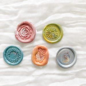 Set di 5 sigilli di ceralacca primaverili – fatti a mano, con adesivo biadesivo – rosa pastello, arancione, verde e blu – perfettamente imperfetti