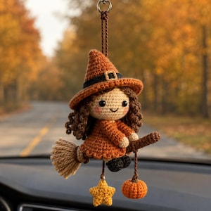 Peut inclure: Une décoration en crochet représentant une sorcière suspendue à un anneau argenté. La figurine porte un chapeau marron avec une bande noire, une robe marron et a des cheveux bouclés. Elle est sur un balai avec une étoile jaune et une citrouille.