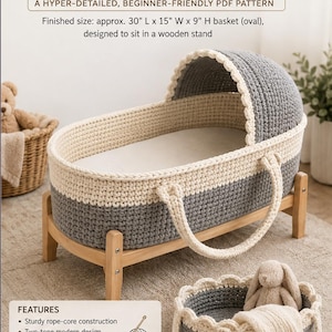 Puede incluir: Un patrón de ganchillo para moisés de bebé y cesta con el texto: CROCHET BABY BASSINET & Nursery Basket Set — Crochet Pattern. El moisés es gris y crema con capota, asas y soporte de madera, midiendo 76,2 cm de largo, 38,1 cm de ancho y 22,9 cm de alto.