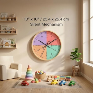 Könnte beinhalten: Eine runde Wanduhr mit Holzrahmen, 25,4 x 25,4 cm groß. Das Zifferblatt ist in Quadranten aus Lila, Rosa, Grün und Orange unterteilt. Der Text "Silent Mechanism" ist angezeigt. Kinderspielzeug ist um die Uhr herum angeordnet.