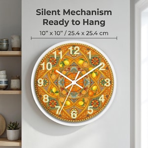 Könnte beinhalten: Eine runde Wanduhr mit weißem Rahmen und einem leuchtend orange-gelben geometrischen Muster mit Zitronenillustrationen. Das Zifferblatt zeigt die Zahlen 1 bis 12, weiße Zeiger und den Text Silent Mechanism Ready to Hang 25,4 x 25,4 cm.