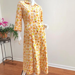 Vintage &#39;60s MOD Gaymode Quilted Robe - Full Length Bright, Cheerful Yellow & Orange Floral Lounge Robe sz M