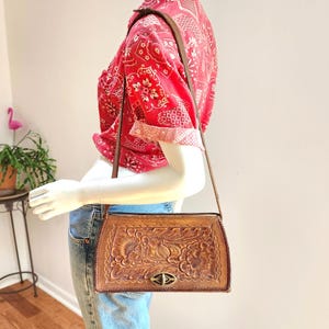Bolso estilo western vintage de cuero repujado (¡tres bolsos en uno!). Bolso de hombro, bolso de mano o clutch. Correa ajustable o extraíble + cierre de latón rojo.