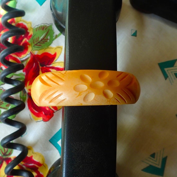 Vintage Carved Gold Bakelite Bracelet -- Retro 19… - image 3