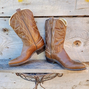 RARE Vintage ACME Brown Leather Womens&#39; Cowboy Boots size 5 1/2 B - Retro Western Boots w/Pointy Toes & Chunky Heels - sz SM