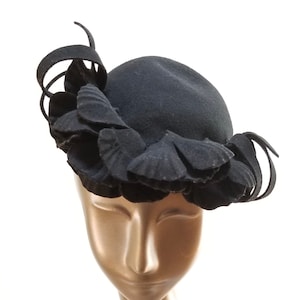 Vintage 40er Fascinator aus schwarzem Filz - Skurriler 40er Jahre Hut mit skulptierten Blättern und 3-D-Schnörkeln