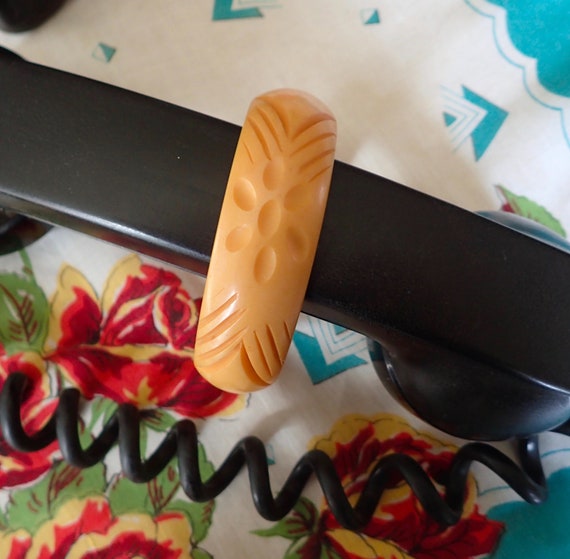 Vintage Carved Gold Bakelite Bracelet -- Retro 19… - image 2