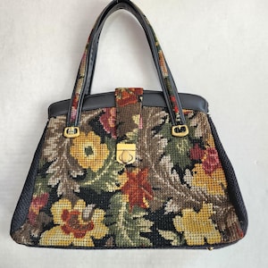 Cartera vintage GARAY con diseño de flores y tapiz de los años 50: bolso grande de piel y tela negra con hebillas de latón, cierre con bisagras y patas