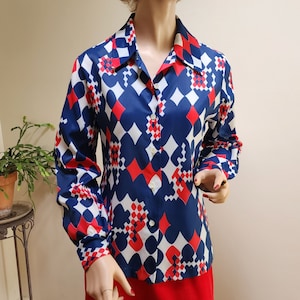 Blusa auténtica de los años 70 con ilusión óptica de corazones y diamantes - Blusa de manga larga en rojo, blanco y azul - talla M