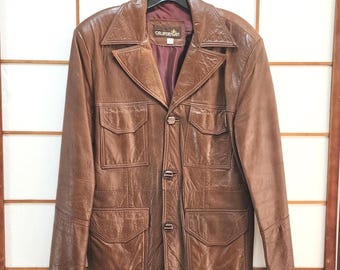 Boho Vintage jaren 1970 'Californisch' bronsbruin leren jack maat 40 - 4 klepzakken aan de voorkant, aangehechte gedeeltelijke riem op de achterkant, satijnen voering