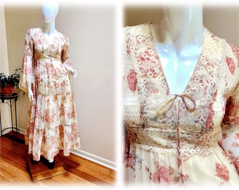 Vintage '70's Boho Dusty Rose Floral Maxi Dress W/Butterfly Sleeves - Gunne Sax-Style Gown w/Ruffled Skirt & Lace Trim  sz M