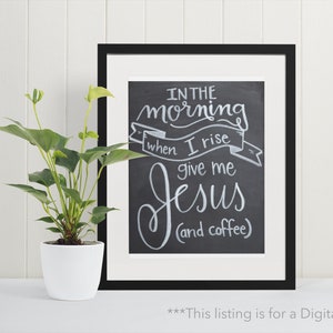 Puede incluir: Una impresión enmarcada en negro con fondo blanco y un diseño de estilo pizarra. El texto en la pizarra dice "IN THE morning when I rise give me Jesus (and coffee)".