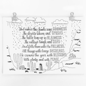Puede incluir: Ilustración en blanco y negro de un paisaje desértico con cactus y nubes que llueven. La ilustración incluye una cita: "Dios hace que las nubes lluevan bondad. Los desiertos florecen y llega la primavera. Las colinas saltan de alegría. Los valles ríen y cantan. Dios los llena de su plenitud. Todas las cosas con un gran aumento: Él corona el año con bendiciones. Con abundancia y con paz."