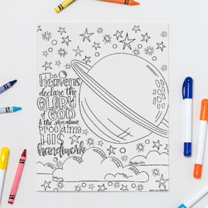 Könnte beinhalten: Eine Schwarzweiß-Malvorlage mit einem Planeten mit Ringen, Sternen und Wolken. Der Text "The heavens declare the GLORY of GOD & the sky above proclaims HIS handiwork" steht auf der Seite. Der Vers "Psalm 19:1" ist ebenfalls enthalten.