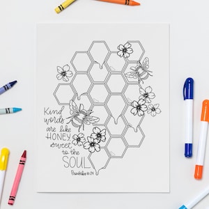 Puede incluir: Una página para colorear en blanco y negro con un panal de abejas con abejas y flores. La cita "Las palabras amables son como la miel, dulces para el alma" está escrita debajo del panal. La cita se atribuye a Proverbios 16:24.