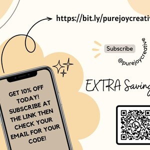 Peut inclure: Un smartphone affiche du texte proposant une r&eacute;duction de 10 % et une invitation &agrave; s'abonner. L'image comprend un code QR, le texte "EXTRA Savings !" et un lien vers un site web. Le fond est beige clair avec des &eacute;l&eacute;ments d&eacute;coratifs.