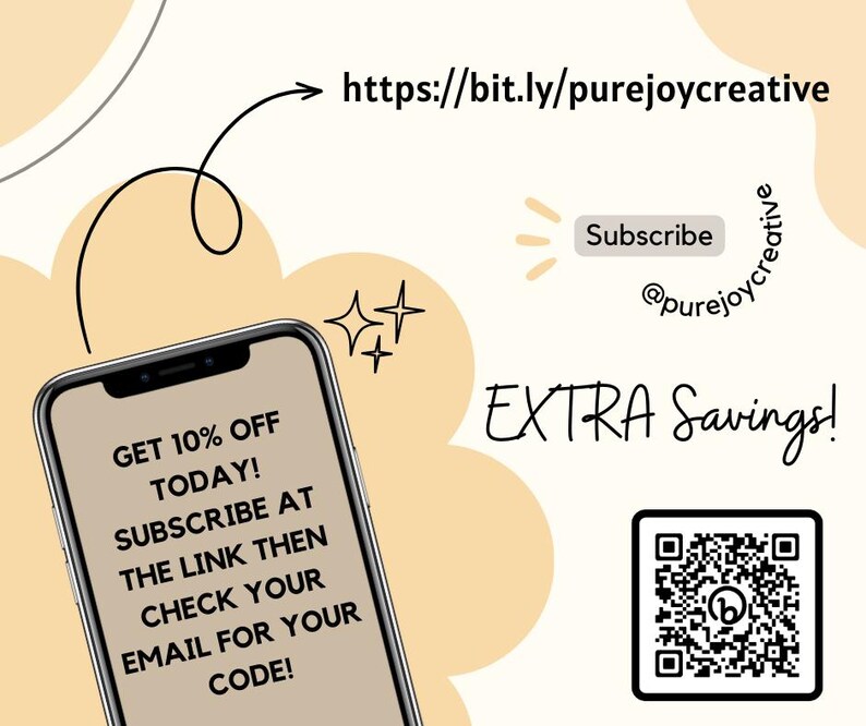 Peut inclure: Un smartphone affiche du texte proposant une r&eacute;duction de 10 % et une invitation &agrave; s'abonner. L'image comprend un code QR, le texte "EXTRA Savings !" et un lien vers un site web. Le fond est beige clair avec des &eacute;l&eacute;ments d&eacute;coratifs.