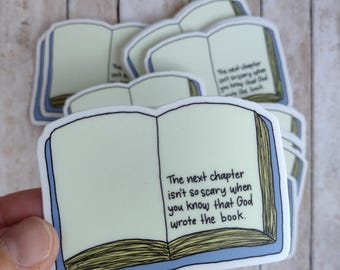 El siguiente capítulo no da miedo porque Dios escribe la historia. Adhesivo de vinilo cristiano impermeable.