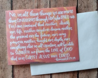 Tarjeta de felicitación con versículo bíblico de Romanos 8, más que vencedores por medio de Cristo, regalo cristiano