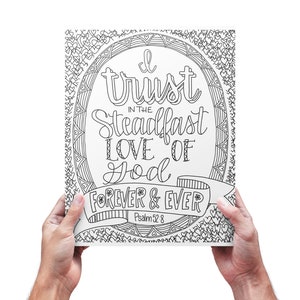 Può includere: Pagina da colorare in bianco e nero con un bordo decorativo di cuori e una citazione che recita "Mi fido dell'amore costante di Dio per sempre e per sempre Salmo 52:8".