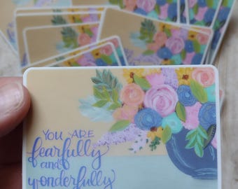 Calcomanía de vinilo cristiana impermeable "Hecha con temor y maravillas"