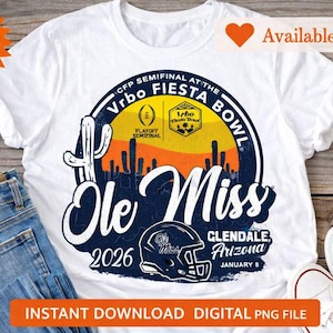 Puede incluir: Camiseta blanca con un diseño gráfico para el equipo de fútbol americano Ole Miss Rebels. El diseño incluye el texto "Vrbo Fiesta Bowl", "Ole Miss", un casco de fútbol y la fecha "2026". La camiseta se muestra con vaqueros azules y zapatillas blancas.
