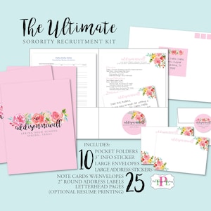 Könnte beinhalten: Das ultimative Sorority-Rekrutierungskit enthält 10 Pocket-Ordner, 7,6 cm Info-Aufkleber, große Umschläge, große Adressaufkleber, Notizblöcke mit Umschlägen, 5 cm runde Adressaufkleber, Briefpapier und optionalen Lebenslaufdruck. Das Kit ist mit einem rosa und floralen Design verziert.
