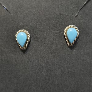 Kleine .42 ""Native American Sterling Silber und Türkis Ohrstecker."