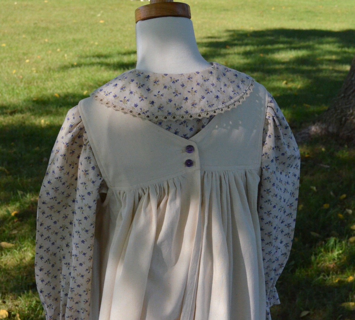 Girls Prairie Dress and Bonnet. Laura Ingalls Wilder. Pioneer