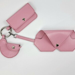 Set di accessori in pelle rosa: porta carte, porta occhiali, porta monete