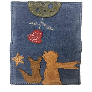 Tarjetero de ante con apliques: pequeño tarjetero, regalo minimalista para amantes de los libros.