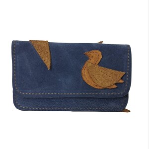 Porta-cartões de camurça com pássaro e sol – Carteira de couro feita à mão – Porta-cartões minimalista azul – Presente simbólico para amantes da natureza