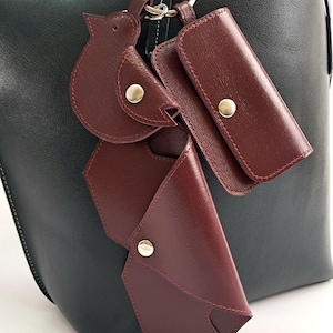 Elegante e delicato set in pelle bordeaux: porta carte, porta monete e astuccio per occhiali