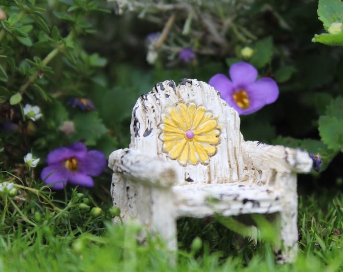 Itty Bitty Daisy Chair  1.5″ Tall | 1.25″ Wide | 1.25″ Deep for the Terrarium