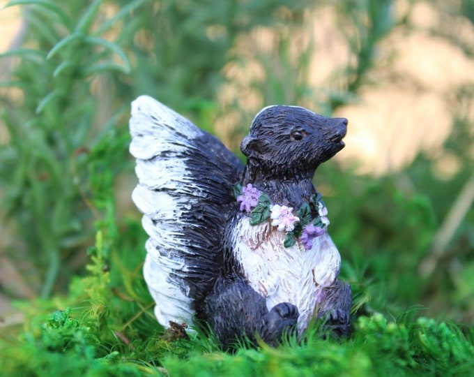 Flower the Skunk 1.25" Tall