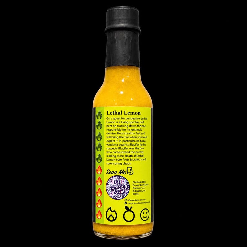 Op de afbeelding: Een glazen fles gevuld met een felgele hete saus, afgesloten met een zwarte dop. Het etiket bevat de tekst Lethal Lemon, een verhalende alinea, een QR-code, een verticale rij vlamiconen, en symbolen van vuur, een citroen en een smiley.