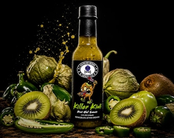 Könnte beinhalten: Eine Flasche Killer Kiwi scharfe Soße von Danger Berry Spice Co. mit schwarzem Verschluss und Etikett. Das Etikett zeigt eine Kiwi-Cartoon-Figur, den Text Killer Kiwi und die Angabe 5 FL OZ (148 ml). Umgeben von frischen Kiwis und grünen Paprika.