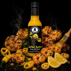Op de afbeelding: Een fles Lethal Lemon hete saus van Danger Berry Spice Co. met een zwart etiket met een stripfiguur, omringd door gegrilde garnalen, gegrilde citroenhelften en gele peperschijfjes, met een inhoud van 148 ml (5 fl oz).