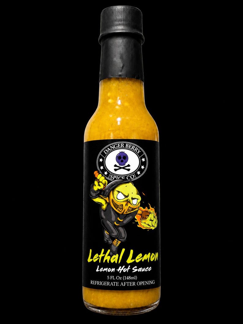 Op de afbeelding: Een fles van 148 ml gele hete saus met een zwarte dop. Het etiket bevat een paars schedel- en kruisbotlogo, de tekst Danger Berry Spice Co en een gele citroenfiguur. De tekst luidt Lethal Lemon, Lemon Hot Sauce, 5 fl oz (148ml) en REFRIGERATE AFTER OPENING.