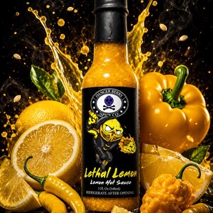 Op de afbeelding: Een fles Danger Berry Spice Co. Lethal Lemon hete saus met een zwarte dop en een etiket met een geel personage en de tekst Lethal Lemon, 148 ml. De fles is omringd door gele citroenen, gele paprika's en gele vloeistofspatten.