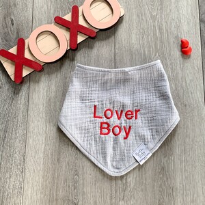 Babero de San Valentín para bebé, Día de San Valentín, Regalo de San Valentín para bebé, San Valentín para bebé, Babero bandana personalizado, Baberos para bebé, Regalo para bebé recién nacido, Regalo para niño pequeño