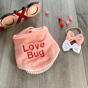 Babero de San Valentín con dos diademas a juego, regalo de San Valentín para bebé, babero tipo bandana, San Valentín para niña, orgánico, babero de muselina para bebé, regalo para niño pequeño