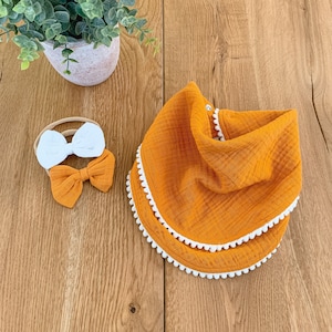 Personalisiertes Baby Lätzchen, Baby Osterkorb, Infinity Lätzchen mit zwei passenden Schleifen Stirnbändern, Bio, Kleinkind Geschenk, Baby Girl Geschenk, Baby Geschenke