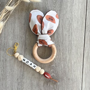 Fußball Crinkle Spielzeug und Tasche Kette Geschenk Set, Baby Osternest, Baby Geschenke, personalisiert, Windel Tasche Schlüsselbund, Baby Geschenk, Fußball Baby